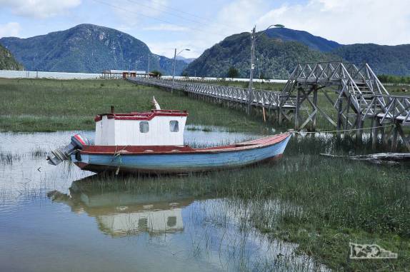 A passarela mais alta para que o barco possa passar, em Caleta Tortel, no sul do Chile